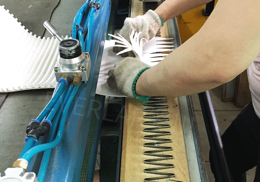 技術人員車間操作圖